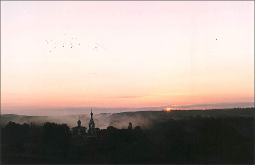 Усход сонца. Вiд на п. Лужасна i Пакроўскую царкву. Восень 1996 г. Аўтар Баранкоў М.