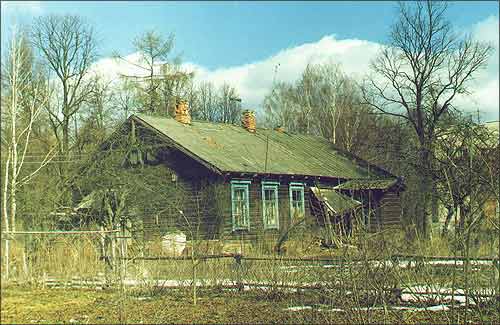 Стары дом у п. Лужасна (кан. ХiХ ст.). Весна 2000 г.