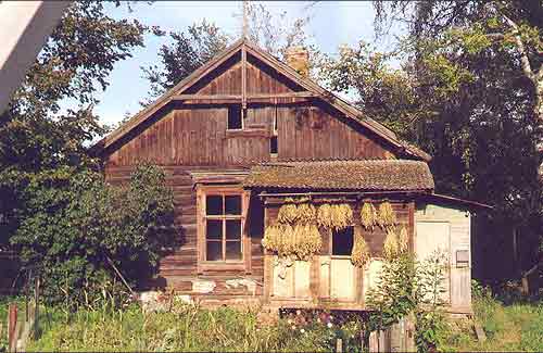 Стары дом у п. Лужасна (кан. ХiХ ст.). Лета 2000 г.