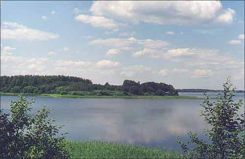 Возера Азярышча Гарадоцкага раена. Вiд на востраў Рабiнавы. 1998 г.