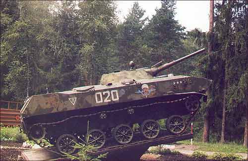 БМД-1. Помнiк дэсантнiкам 103 гвардзейскай ПДД каля палiгона «Лосвiда». Лета 2001.