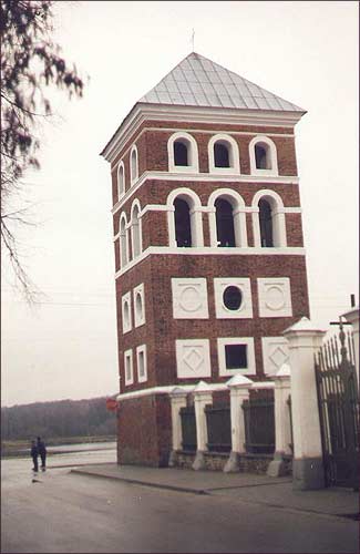 Нясвiж. Башня каля фарнага касцела. Фота 1999 г.