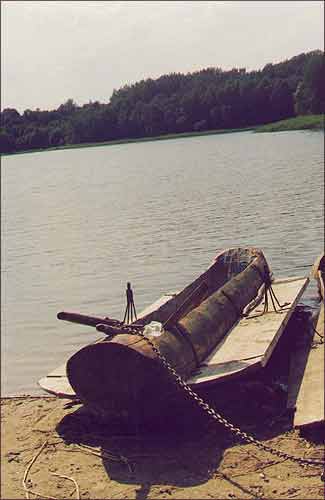 Човен. Выдоўблены са ствала дрэва. Возера Лiпна каля в. Ходцы Сененскага раена. Лета 2000 г.